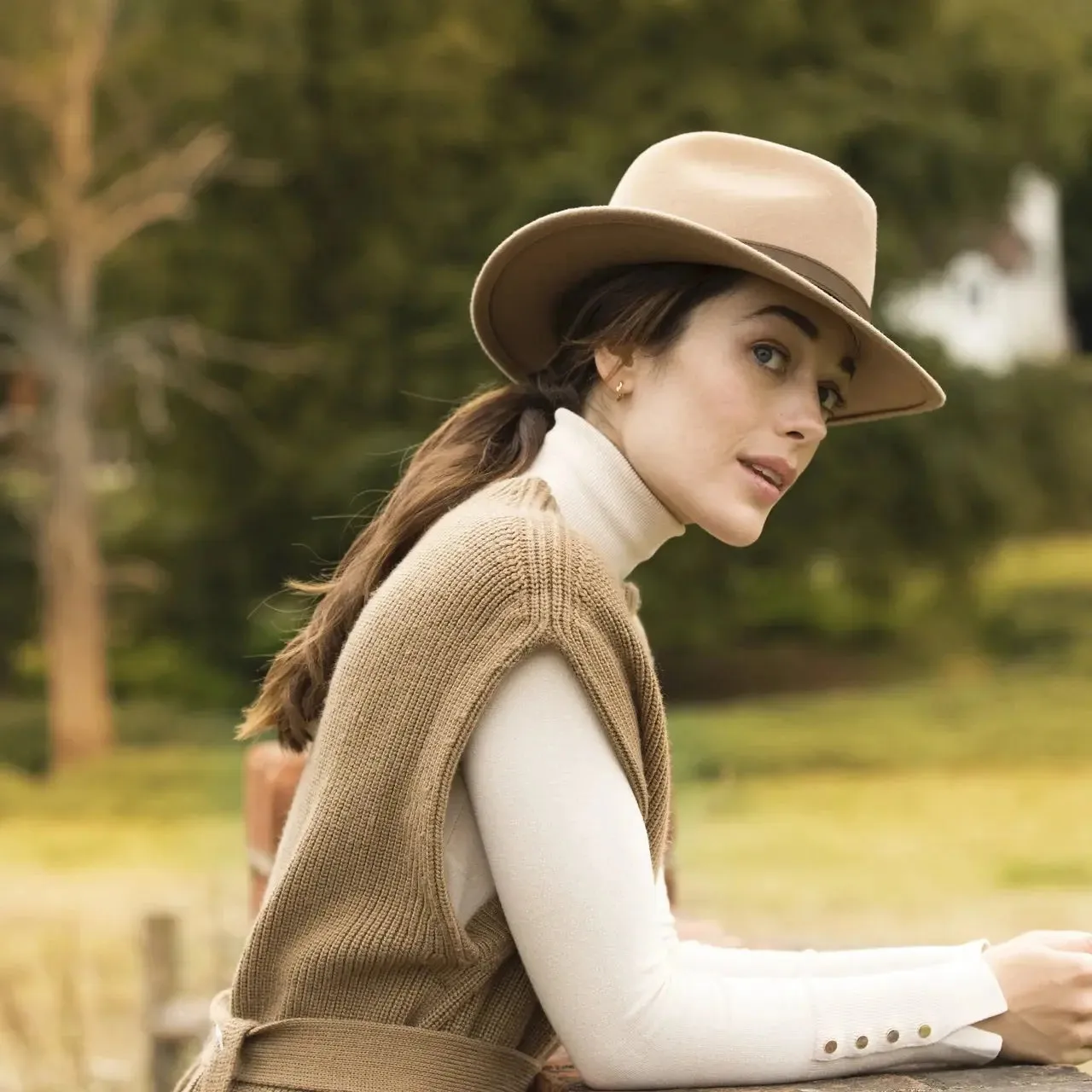 HICKS & BROWN Ladies Suffolk Fedora Hat - Gamebird Feather - Camel